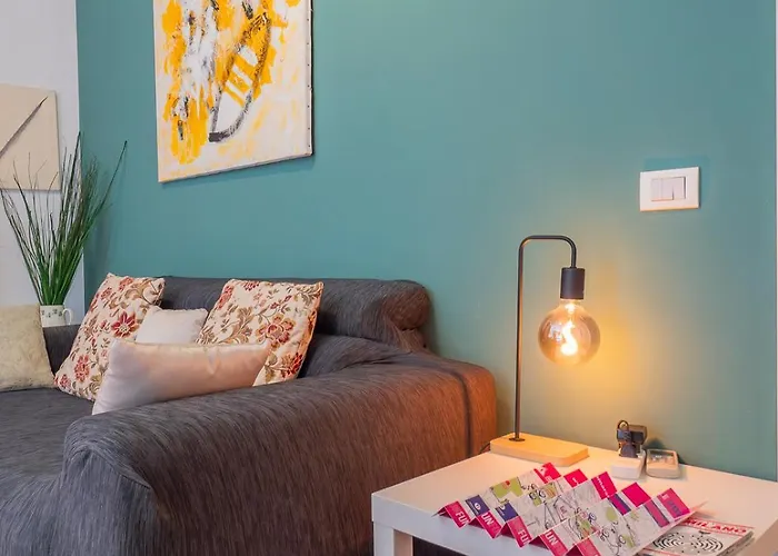 Orange Apartment *